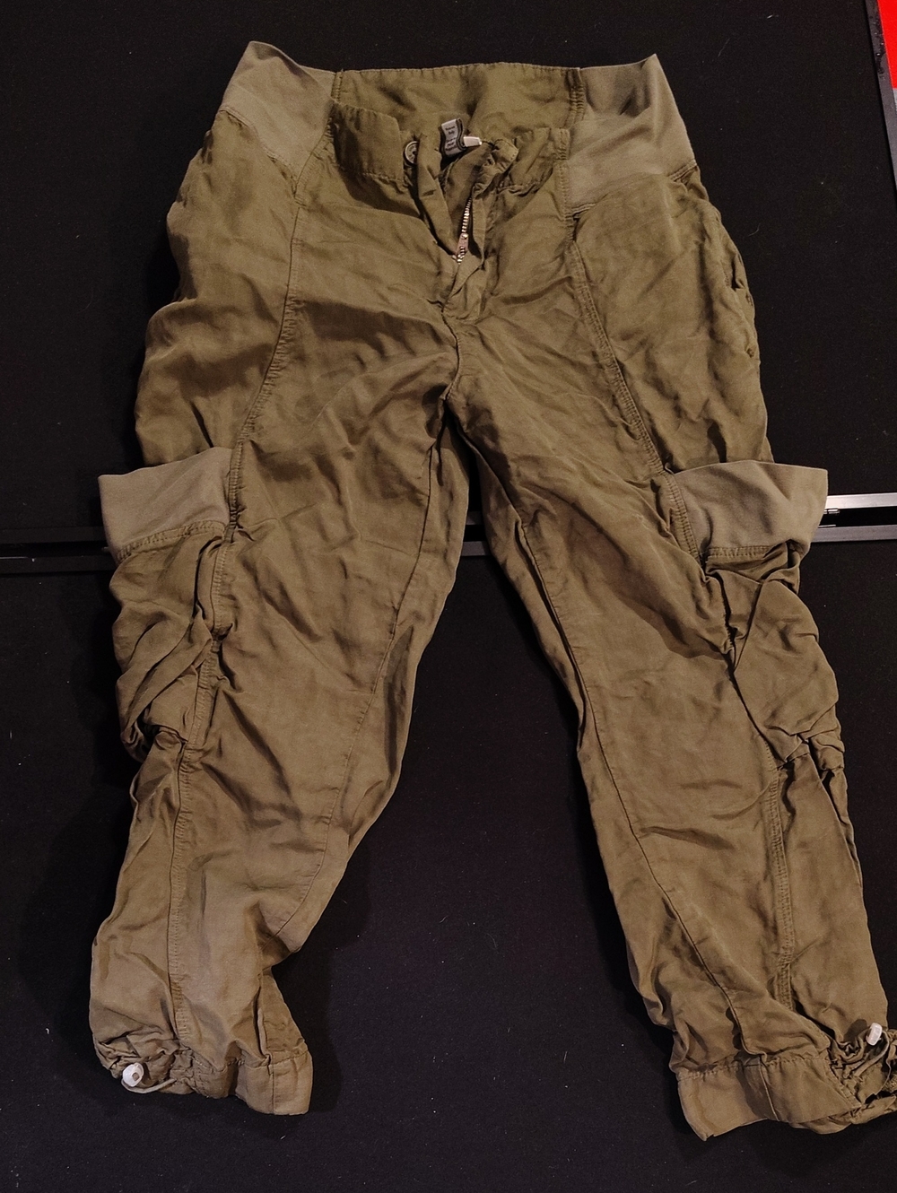 Women's European Culture Olive Cargo Capris - Stretchy Casual Utility Style